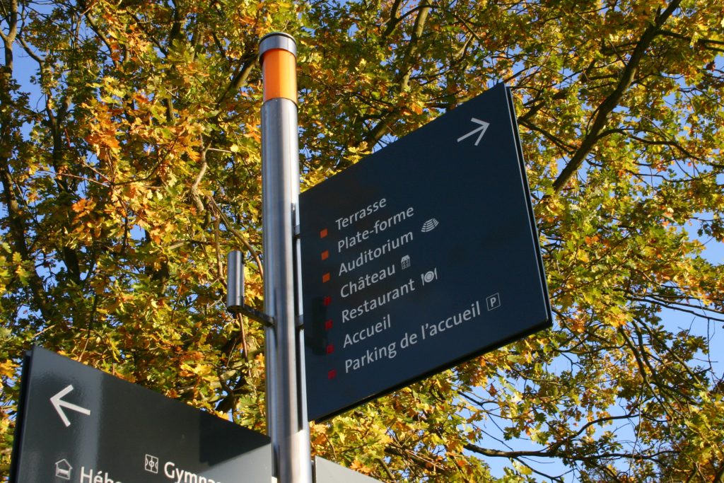 Centre de formation comprenant 6 bâtiments et un amphithéâtre.
Surface bâtiments : 20 000 m2
Programmation, aps, apd, dce et cctp. Signalétique extérieure 
(totem en inox et plaques peintes gravées), intérieur parking 
et intérieurs bâtiments (Corian sublimé). 
Conception du graphisme.
Projet en collaboration avec Rémy Dognin & Lucette Valentino.

Crédits photos & plans : Claude Lecante
#veoliaenvironnement #signage @signage #wayfinding @wayfindinding #claudelecante