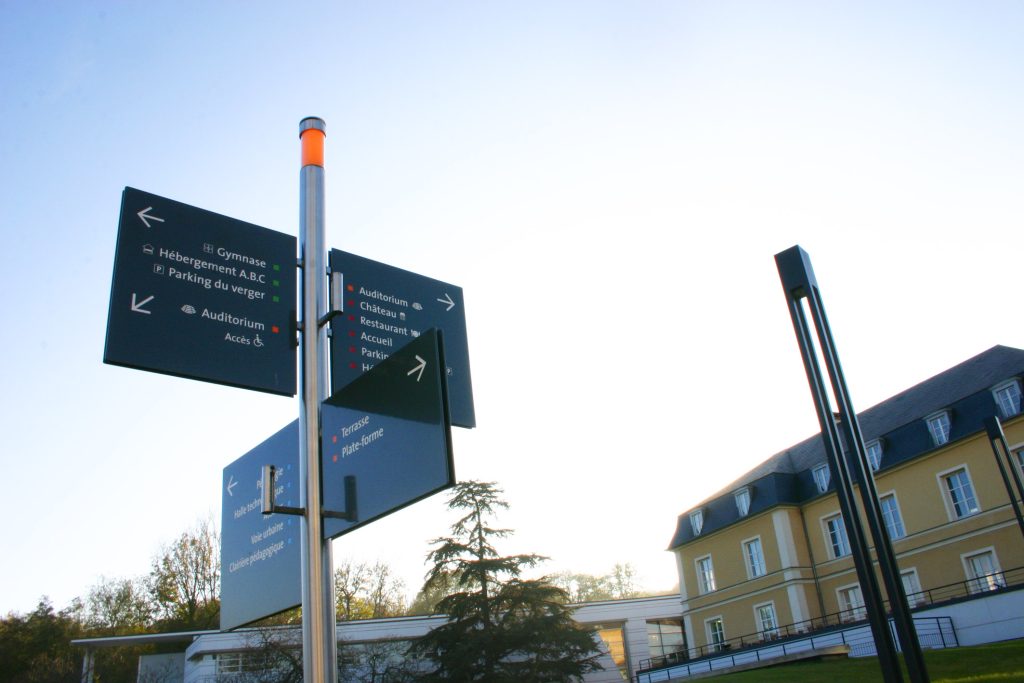 Centre de formation comprenant 6 bâtiments et un amphithéâtre. Surface bâtiments : 20 000 m2 Programmation, aps, apd, dce et cctp. Signalétique extérieure (totem en inox et plaques peintes gravées), intérieur parking et intérieurs bâtiments (Corian sublimé). Conception du graphisme. Projet en collaboration avec Rémy Dognin & Lucette Valentino. Crédits photos & plans : Claude Lecante #veoliaenvironnement #signage @signage #wayfinding @wayfindinding #claudelecante