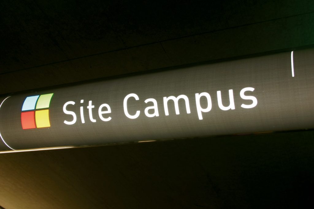 Centre de formation comprenant 6 bâtiments et un amphithéâtre. Surface bâtiments : 20 000 m2 Programmation, aps, apd, dce et cctp. Signalétique extérieure (totem en inox et plaques peintes gravées), intérieur parking et intérieurs bâtiments (Corian sublimé). Conception du graphisme. Projet en collaboration avec Rémy Dognin & Lucette Valentino. Crédits photos & plans : Claude Lecante #veoliaenvironnement #signage @signage #wayfinding @wayfindinding #claudelecante