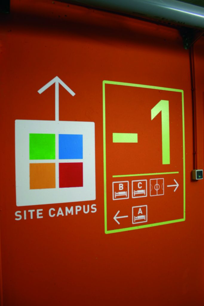 Centre de formation comprenant 6 bâtiments et un amphithéâtre. Surface bâtiments : 20 000 m2 Programmation, aps, apd, dce et cctp. Signalétique extérieure (totem en inox et plaques peintes gravées), intérieur parking et intérieurs bâtiments (Corian sublimé). Conception du graphisme. Projet en collaboration avec Rémy Dognin & Lucette Valentino. Crédits photos & plans : Claude Lecante #veoliaenvironnement #signage @signage #wayfinding @wayfindinding #claudelecante