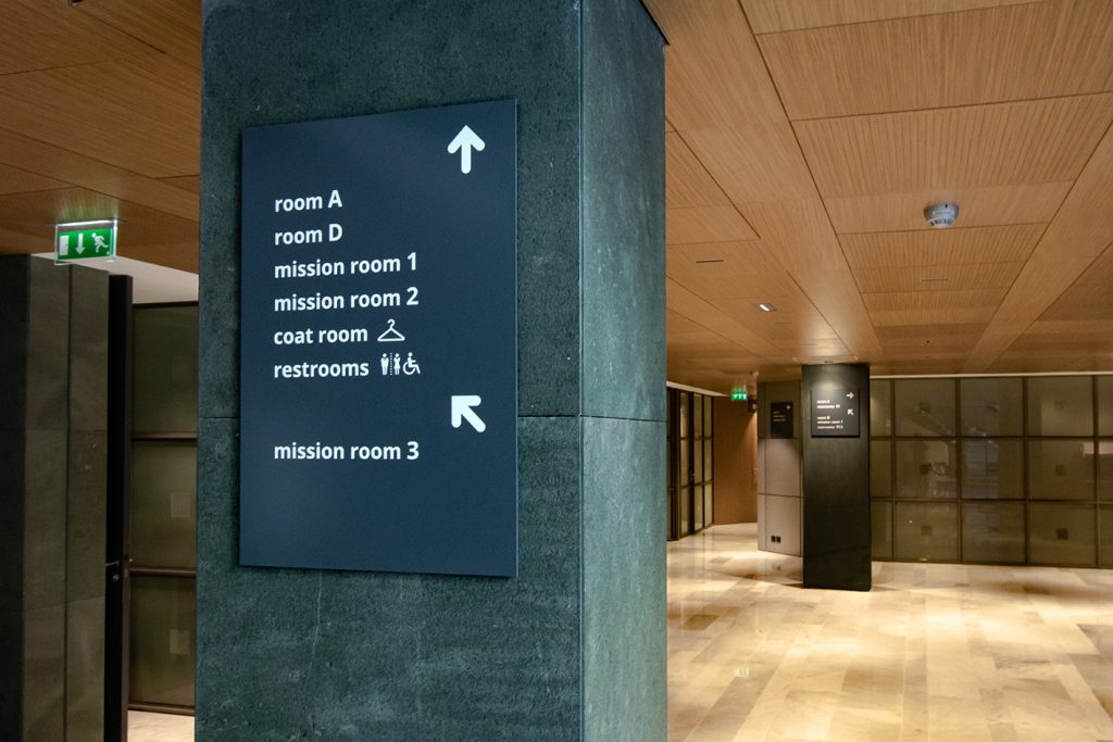 Conception de la signalétique du centre de conférence de la Banque Mondiale à Paris 16. design des objets, conception graphique, implantation, suivi des fabrications et suivi de pose. Projet de signalétique pour la world Bank réalisé par Claude Lecante. #worldbank @worldbank @banquemondiale @claudelecante