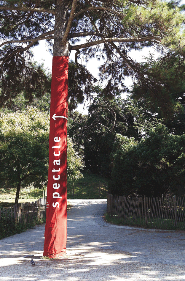 “Chaussettes” signalétiques pour le spectacle de Royal de luxe dans le Jardin des Plantes. Tissus assemblés et sérigraphiés sur mesure selon les arbres. Photos : Claude Lecante