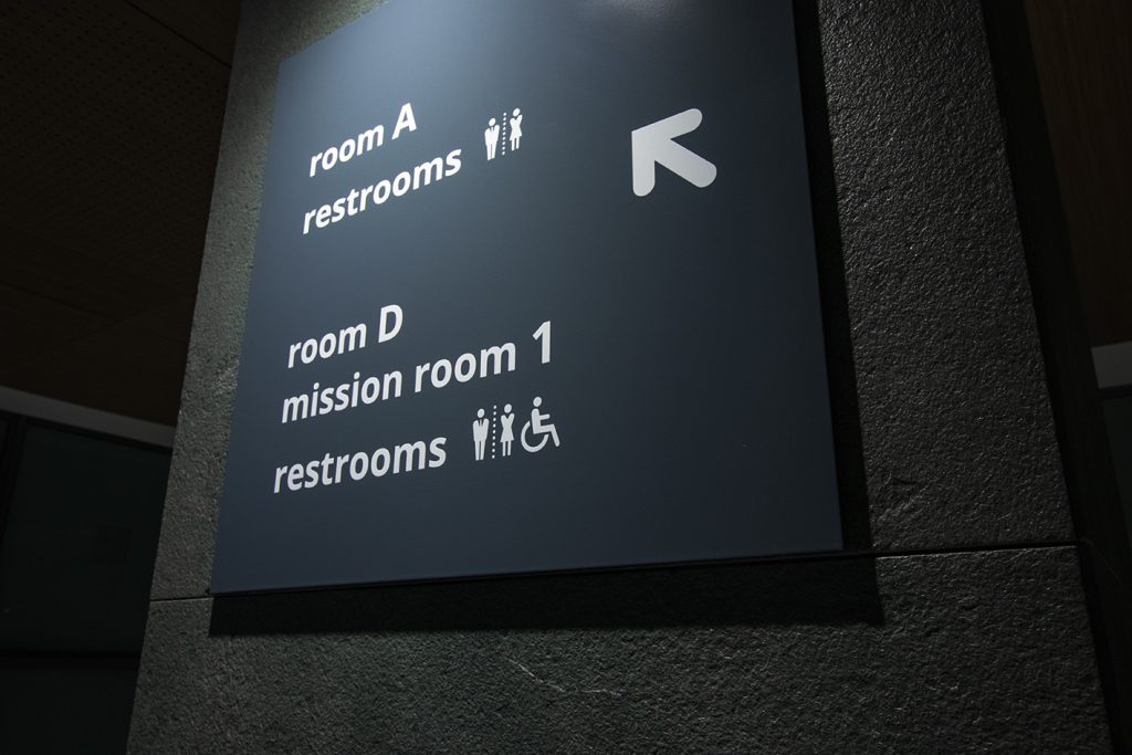 Conception de la signalétique du centre de conférence
de la Banque Mondiale à Paris 16.
design des objets, conception graphique, implantation,
suivi des fabrications et suivi de pose. 
Projet de signalétique pour la world Bank réalisé par Claude Lecante.
#worldbank @worldbank @banquemondiale @claudelecante