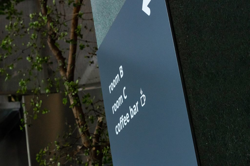 Conception de la signalétique du centre de conférence de la Banque Mondiale à Paris 16. design des objets, conception graphique, implantation, suivi des fabrications et suivi de pose. Projet de signalétique pour la world Bank réalisé par Claude Lecante. #worldbank @worldbank @banquemondiale @claudelecante